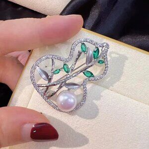 Elegant Silver and Green Leaf Brooch with Pearl Accent
